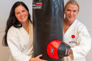 Anne Lene Arentzen og Cathrine Sletvik ville begge prøve noe nytt. Nå stortrives de på Bjørgvin karateklubb.