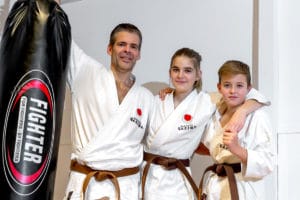 Pappa Tor Arne Vindenes og barna Thora Helle Vindenes og Magnus Helle Vindenes bor i Fyllingsdalen og trener alle sammen i Bjørgvin Karateklubb.
