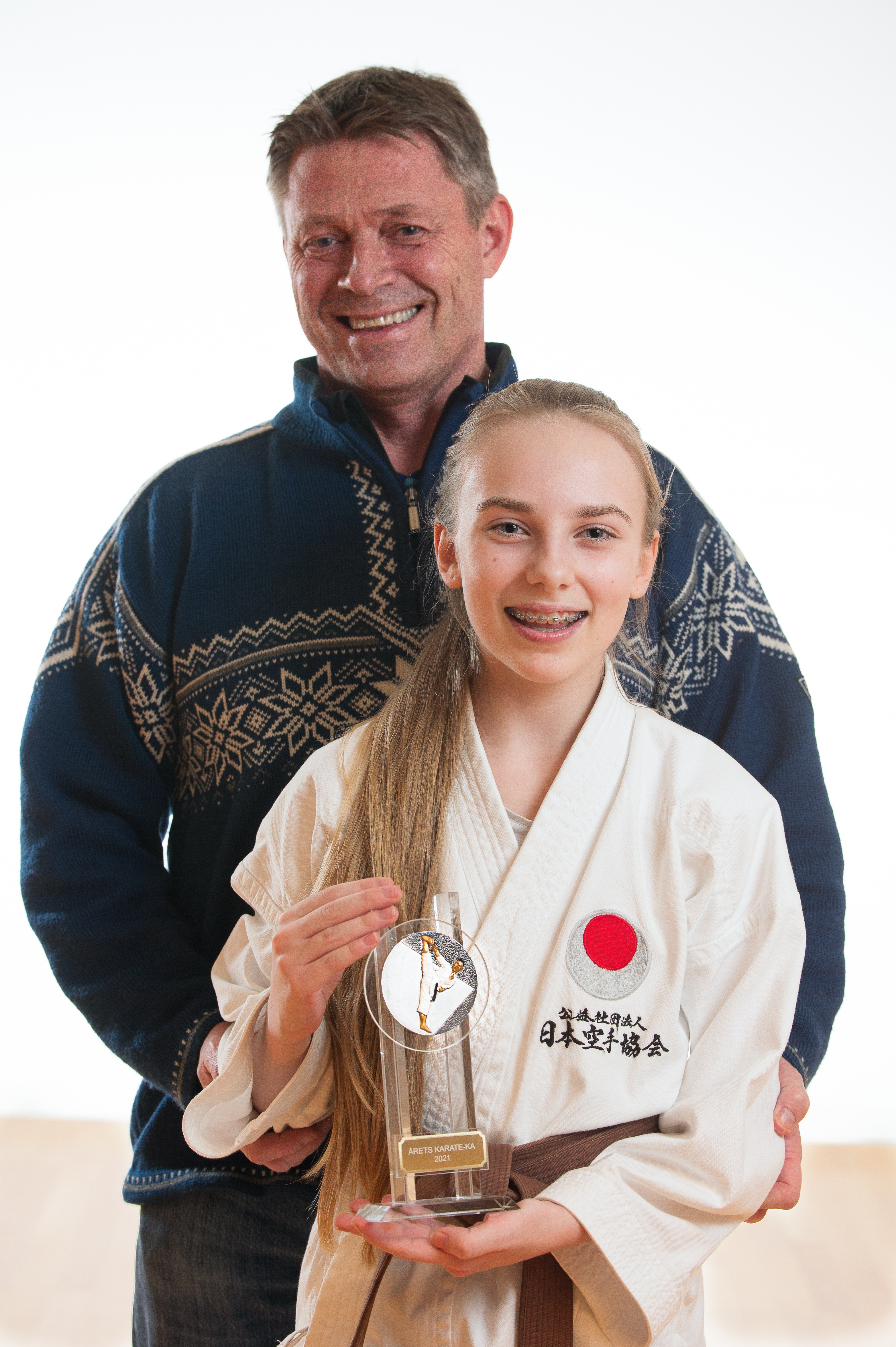 Årets karateka 2021 Amalie Korsby sammen med far ved Bjørgvin karateklubb
