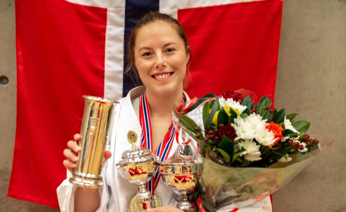 Marte Skodvin Mjåtvedt ved Bjørgvin karateklubb viser bl.a. frem Kongepokalen hun fikk under årets NM i karate 2021.